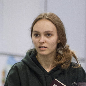 Exclusif - Lily Rose Depp arrive au début d'une tempête de neige à l'aéroport international Pierre-Elliott-Trudeau de Montréal, Québec, Canada, le 12 mars 2019.