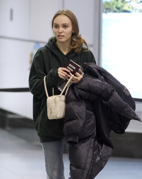 Exclusif - Lily Rose Depp arrive au début d'une tempête de neige à l'aéroport international Pierre-Elliott-Trudeau de Montréal, Québec, Canada, le 12 mars 2019.