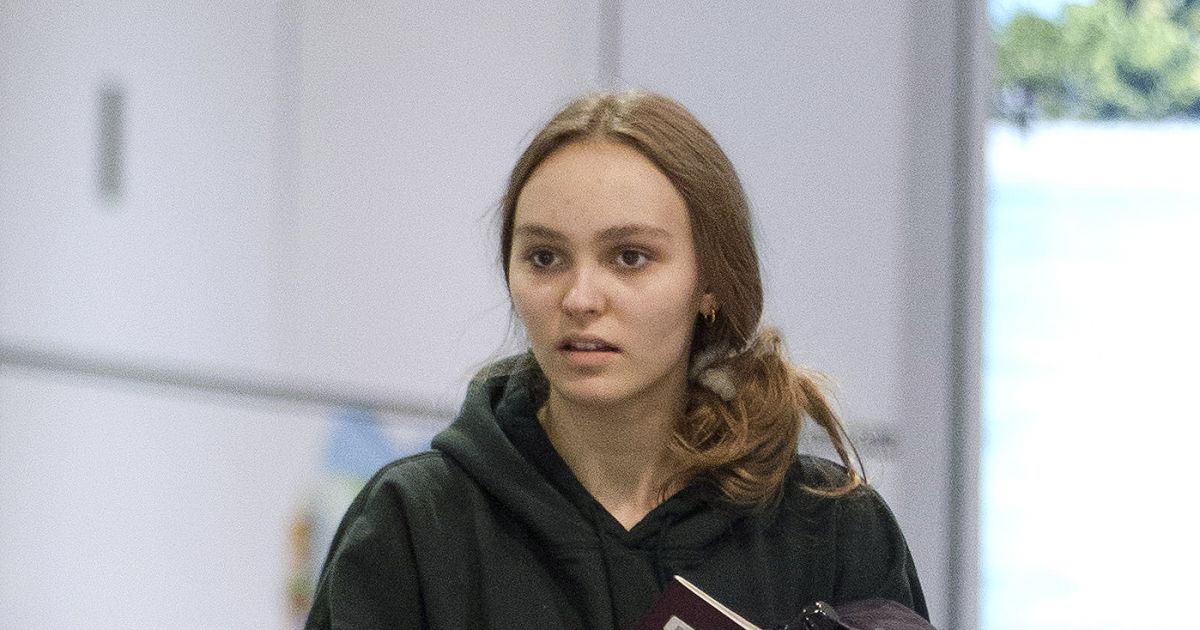 Exclusif - Lily Rose Depp arrive au début d'une tempête de neige à l