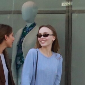 Exclusif - Lily-Rose Depp fait du shopping avec une amie à West Hollywood le 26 janvier 2019.