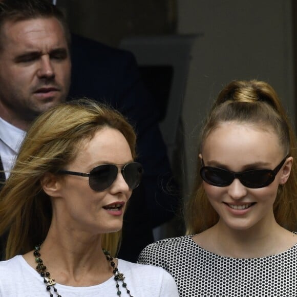 Vanessa Paradis (épouse Benchetrit) et sa fille Lily-Rose Depp - Sorties du défilé de mode "Chanel", collection Haute-Couture automne-hiver 2018/2019, à Paris.