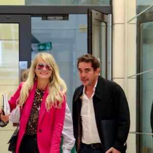 Laeticia Hallyday sort d'un rendez-vous avec Sébastien Farran à Paris le 16 octobre 2018.