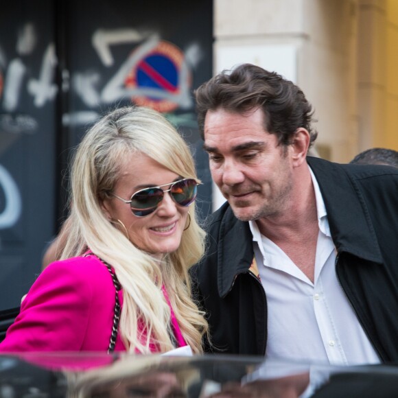 Laeticia Hallyday sort d'un rendez-vous avec Sébastien Farran à Paris le 16 octobre 2018.