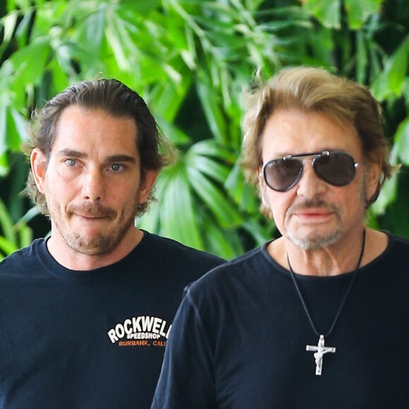 Johnny Hallyday et sa femme Laeticia quittent leur hôtel en compagnie de Sébastien Farran et du père de Laeticia, André Boudou à Miami, le 12 mai 2014.