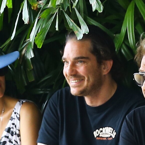 Johnny Hallyday et sa femme Laeticia quittent leur hôtel en compagnie de Sébastien Farran et du père de Laeticia, André Boudou à Miami, le 12 mai 2014.