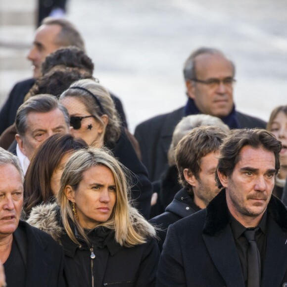 Jean Reno, Sarah Lavoine, André Boudou, Sébastien Farran - Arrivées des personnalités en l'église de La Madeleine pour les obsèques de Johnny Hallyday à Paris. Le 9 décembre 2017