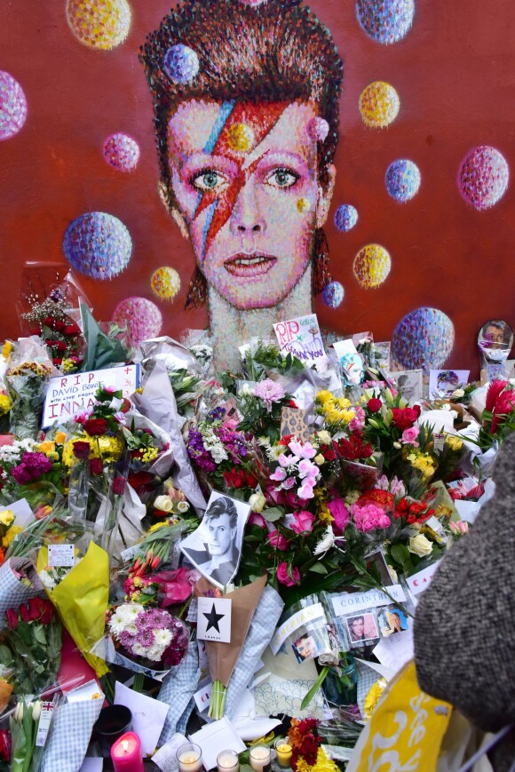 Hommage à David Bowie à Londres le 11 janvier 2016. David Bowie est décédé le 10 janvier 2016 à la suite d'une lutte de 18 mois contre un cancer. © CPA / Bestimage