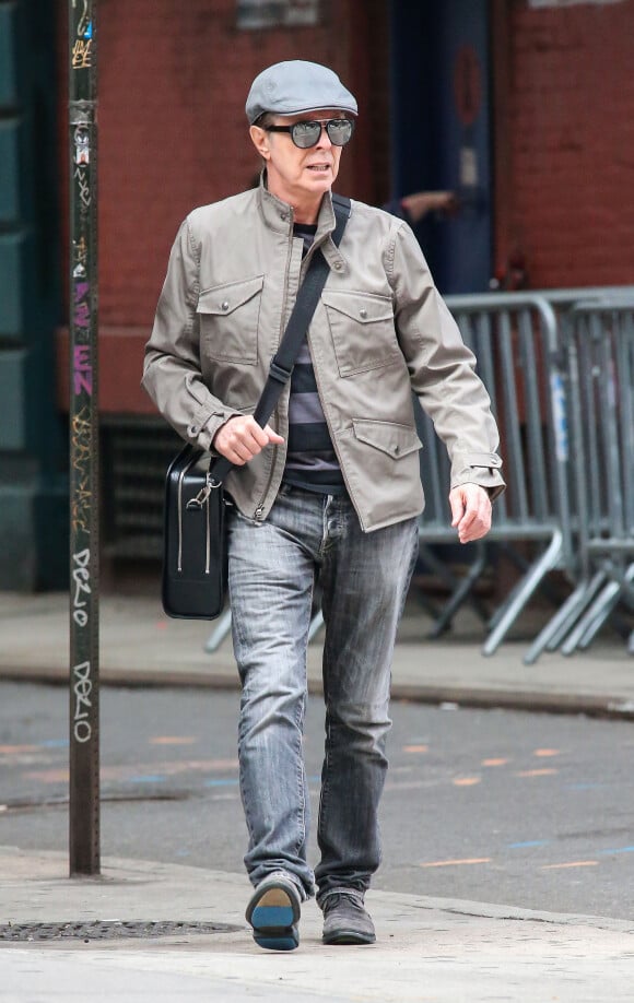 David Bowie se promene dans les rues de New York, le 17 octobre 2013.