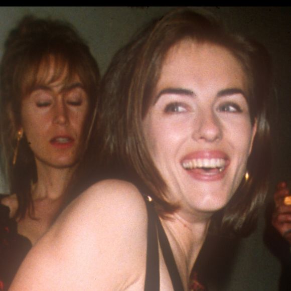 Liz Hurley et Hugh Grant - Avant-première de Quatre mariages et un enterrement à Londres le 13 mai 1994