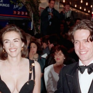 Liz Hurley et Hugh Grant - Avant-première de Quatre mariages et un enterrement à Londres le 13 mai 1994