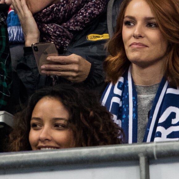 Alessandra Sublet et un ami, Maëva Coucke (Miss France 2018), Flora Coquerel (Miss France 2014) - People assistent au match des éliminatoires de l'Euro 2020 entre la France et l'Islande au Stade de France à Saint-Denis le 25 mars 2019. La france a remporté le match sur le score de 4-0.