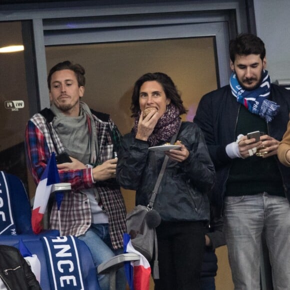 Alessandra Sublet et un ami, Bertrand Chameroy - People assistent au match des éliminatoires de l'Euro 2020 entre la France et l'Islande au Stade de France à Saint-Denis le 25 mars 2019. La france a remporté le match sur le score de 4-0.