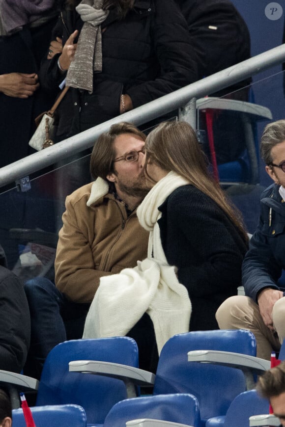 Ophélie Meunier, enceinte et son mari Mathieu Vergne s'embrassent - People assistent au match des éliminatoires de l'Euro 2020 entre la France et l'Islande au Stade de France à Saint-Denis le 25 mars 2019. La france a remporté le match sur le score de 4-0.