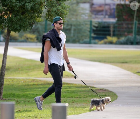 Exclusif - Kris Humphries promène son chien dans un parc animalier à Los Angeles, le 27 novembre 2018  For germany call for price Exclusive - Kris Humphries walks his little dog to the local dog park in LA with a friend. 27th november 201827/11/2018 - Los Angeles