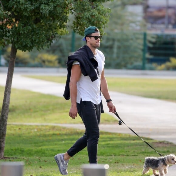 Exclusif - Kris Humphries promène son chien dans un parc animalier à Los Angeles, le 27 novembre 2018  For germany call for price Exclusive - Kris Humphries walks his little dog to the local dog park in LA with a friend. 27th november 201827/11/2018 - Los Angeles