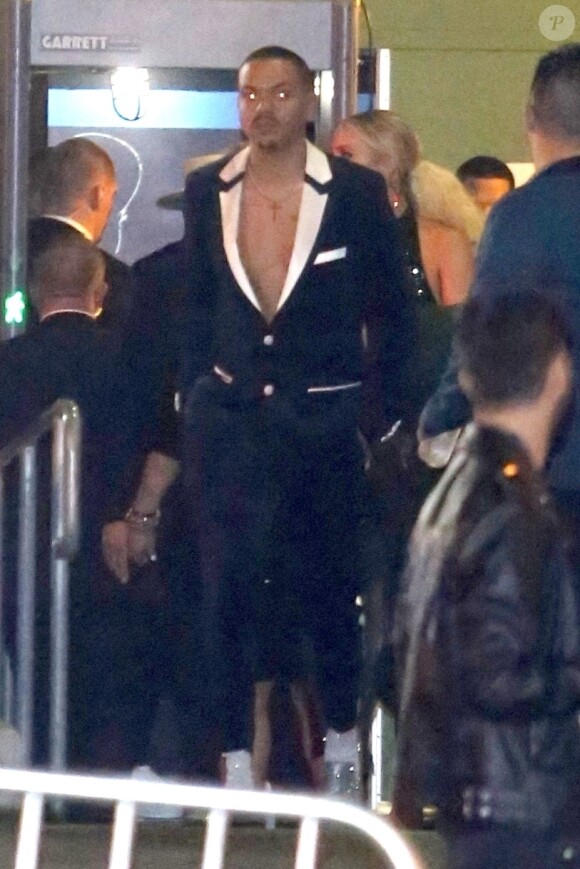 Evan Ross et sa femme Ashlee Simpson quittent la soirée d'anniversaire de D. Ross à Hollywood, Los Angeles, le 26 mars 2019.
