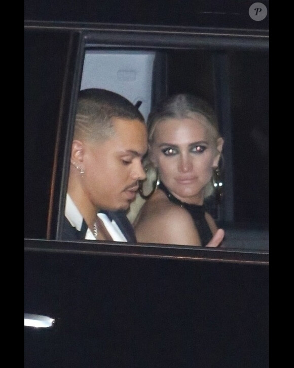 Evan Ross et sa femme Ashlee Simpson quittent la soirée d'anniversaire de D. Ross à Hollywood, Los Angeles, le 26 mars 2019.