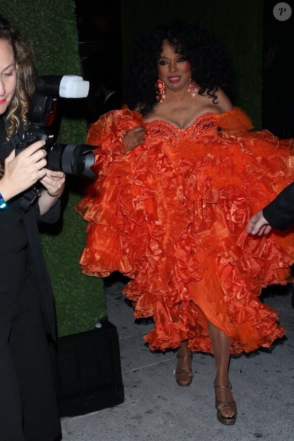 Diana Ross porte une robe orange à froufrous à la sortie de sa fête d'anniversaire (75 ans) au Warwick à Hollywood, Los Angeles, le 26 mars 2019.