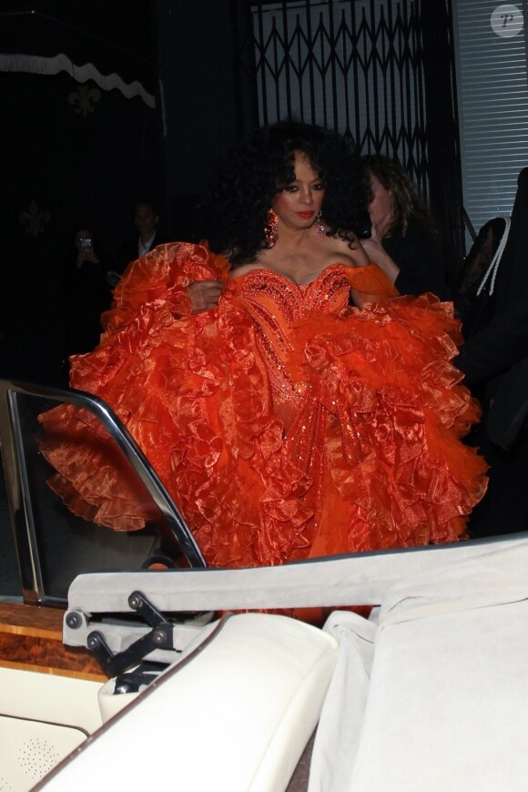 Diana Ross porte une robe orange à froufrous à la sortie de sa fête d'anniversaire (75 ans) au Warwick à Hollywood, Los Angeles, le 26 mars 2019.