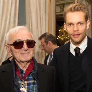 Charles Aznavour est décoré au grade de Commandeur de l'Ordre de la Couronne de Belgique à Bruxelles le 16 novembre 2015. Cette décoration a été décerné à Charles Aznavour à la demande de Didier Reynders, ministre des affaires étrangère qui lui a remis en personne. Charles Aznavour était accompagné par son fils Nicolas.