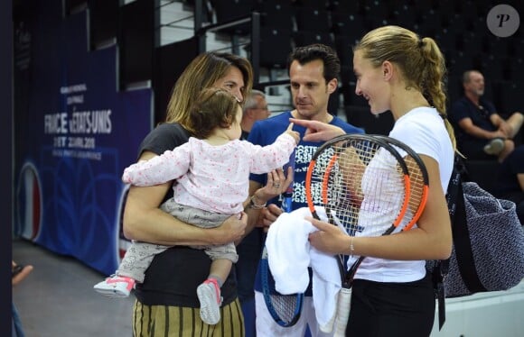 Amélie Mauresmo avec sa fille Ayla et Kristina Mladenovic à Aix-en-Provence pour la demi-finale de Fed Cup entre la France et les États-Unis. Twitter, le 20 avril 2018.