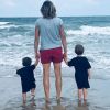 Amélie Mauresmo avec sa fille Ayla et son fils Aaron à la plage le 19 juillet 2018.