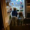 Amélie Mauresmo photographie ses enfants Ayla et Aaron dans le frigo. Instagram, le 10 mars 2019.