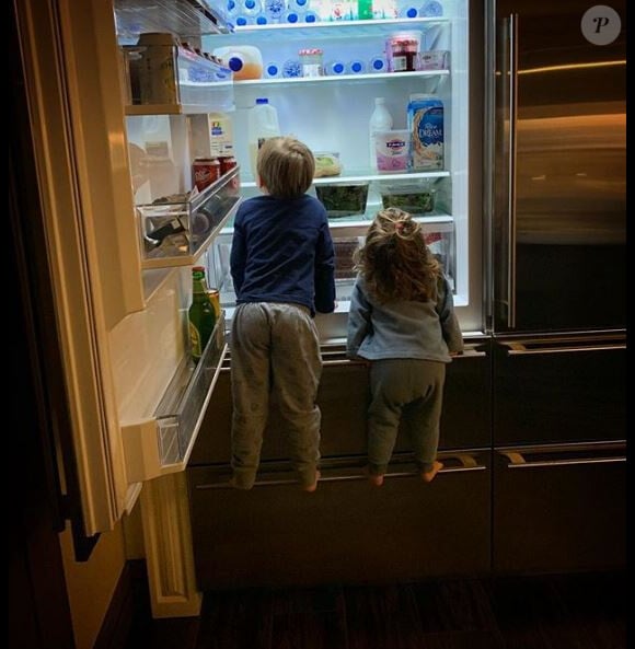 Amélie Mauresmo photographie ses enfants Ayla et Aaron dans le frigo. Instagram, le 10 mars 2019.