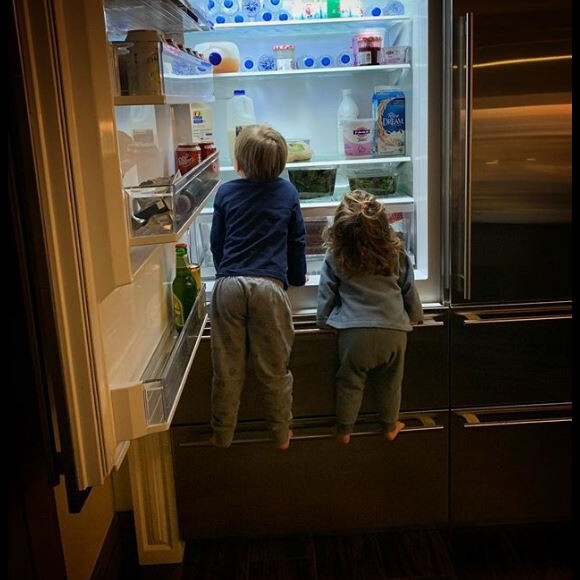 Amélie Mauresmo photographie ses enfants Ayla et Aaron dans le frigo. Instagram, le 10 mars 2019.