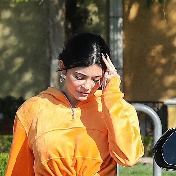 Exclusif - Kylie Jenner est allée déjeuner avec un ami au restaurant Sugar Fish à Calabasas, le 25 mars 2019  For germany call for price Exclusive - Kylie Jenner is ready for spring as she step out in a orange velour track suit to have lunch with a friend at Sugar Fish this afternoon. Kylie had multiple bodyguards to keep any unwanted interactions with the public. 25th march 201925/03/2019 - Los Angeles