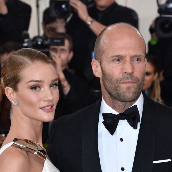 Jason Statham et Rosie Huntington-Whiteley à New York, le 2 mai 2016. 19 années les séparent. 