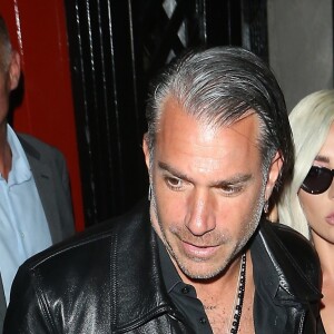 Lady Gaga, 33 ans, et son compagnon Christian Carino, 50 ans, à Londres, le 26 septembre 2018.