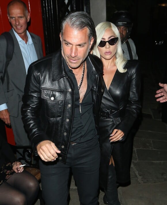 Lady Gaga, 33 ans, et son compagnon Christian Carino, 50 ans, à Londres, le 26 septembre 2018.