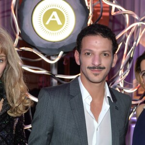 Arielle Dombasle, Vincent Dedienne et Sandrine Groslier (Présidente de Clarins Fragrance Group) à la soirée de présentation du nouveau parfum "Wanted Girl" d'Azzaro à l'hôtel Salomon de Rothschild à Paris, le 29 mars 2019. En 2016, la maison Azzaro entamait une nouvelle ère avec le parfum Azzaro Wanted. À l'image du couturier, Azzaro Wanted incarne l'élégance et la flamboyance comme style de vie. Être Wanted, c'est susciter le désir et l'envie autour de soi. ©Veeren/Bestimage