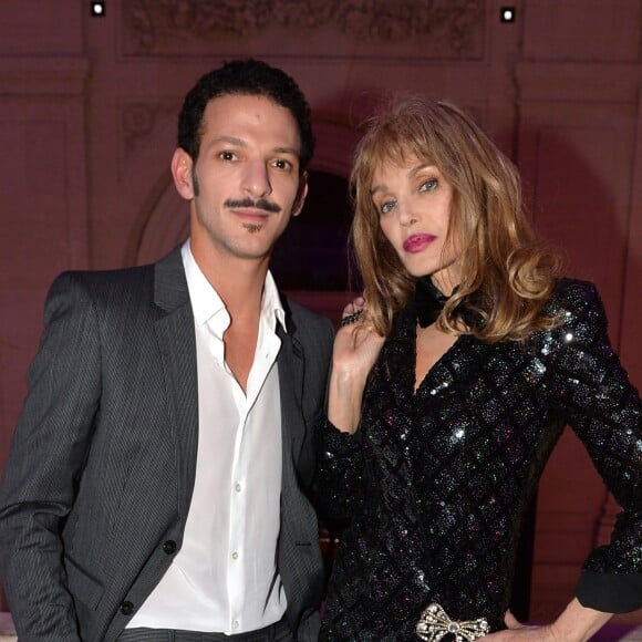 Vincent Dedienne et Arielle Dombasle à la soirée de présentation du nouveau parfum "Wanted Girl" d'Azzaro à l'hôtel Salomon de Rothschild à Paris, le 29 mars 2019. En 2016, la maison Azzaro entamait une nouvelle ère avec le parfum Azzaro Wanted. À l'image du couturier, Azzaro Wanted incarne l'élégance et la flamboyance comme style de vie. Être Wanted, c'est susciter le désir et l'envie autour de soi. ©Veeren/Bestimage