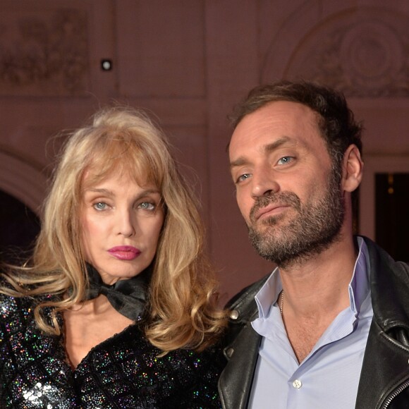 Arielle Dombasle et Augustin Trapenard à la soirée de présentation du nouveau parfum "Wanted Girl" d'Azzaro à l'hôtel Salomon de Rothschild à Paris, le 29 mars 2019. En 2016, la maison Azzaro entamait une nouvelle ère avec le parfum Azzaro Wanted. À l'image du couturier, Azzaro Wanted incarne l'élégance et la flamboyance comme style de vie. Être Wanted, c'est susciter le désir et l'envie autour de soi. ©Veeren/Bestimage