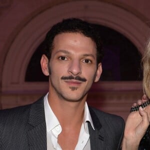 Vincent Dedienne et Arielle Dombasle à la soirée de présentation du nouveau parfum "Wanted Girl" d'Azzaro à l'hôtel Salomon de Rothschild à Paris, le 29 mars 2019. En 2016, la maison Azzaro entamait une nouvelle ère avec le parfum Azzaro Wanted. À l'image du couturier, Azzaro Wanted incarne l'élégance et la flamboyance comme style de vie. Être Wanted, c'est susciter le désir et l'envie autour de soi. ©Veeren/Bestimage