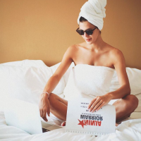 Iris Mittenaere, sensuelle dans sa serviette de bain : Camille Combal en rit
