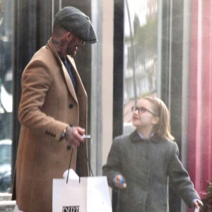 Exclusif - David Beckham accompagne sa fille Harper Seven pour une séance de shopping à Londres. Londres, le 18 mars 2019.