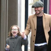 Harper Beckham sans dents et trop craquante, sa virée shopping avec papa !