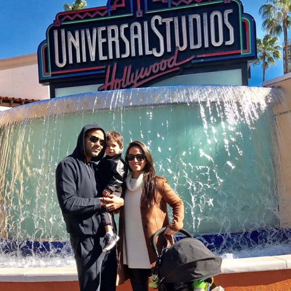 Tony Parker et sa femme Axelle avec leurs fils Josh (dans les bras de papa) et Liam (dans sa poussette) aux studios Universal à Los Angeles en février 2017.
