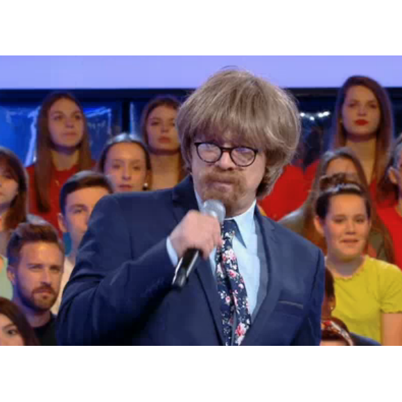Nagui et le chanteur Marc Lavoine piègent une candidate dans "N'oubliez pas les paroles", le 1er avril 2019.