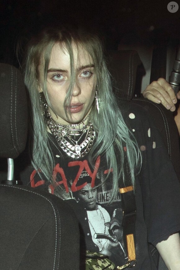 Exclusif - A la suite de son concert, Billie Eilish et sa mère M.Baird quittent la salle du Shepherd's Bush Empire à 00h45. Une équipe de tournage les rejoint à l'arrière de la voiture. Fière de sa fille, Maggie a collé un autocollant à l'effigie de Billie au dos de son téléphone. Billie porte un t-shirt Easy-E. Le chanteur de pop S.Smith a également assisté au concert de la chanteuse, il a quitté la salle à 23h40. Récemment le nouveau single de Billie "Wish You Were Gay" a déclenché une tempête de Twitts au sein de la communauté LGBTQ. A la suite de quoi elle a précisé "Cela veut littéralement dire que j'aurais préféré qu'il soit gay afin qu'il ne m'aime pas pour une vrai raison, plutôt qu'il ne m'aime pas parce qu'il ne m'aime pas. " Certains utilisateurs de Twitter n'ont pas été surpris d'apprendre que le single n'étais pas un hymne gay. Londres le 6 Mars 2019