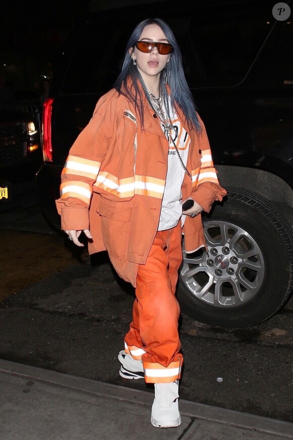 Billie Eilish à la sortie de son hôtel lors de la Fashion Wekk à New York. De son vrai nom, Billie Eilish Pirate O'Connell, Billie Eilish nous vient de Los Angeles où elle est née en 2001 dans une famille d'artistes. A l'âge de 8 ans, elle intègre le Los Angeles Children's Chorus, une chorale d'enfants à la réputation d'excellence. Scolarisée à domicile, elle commence à écrire ses premières chansons alors qu'elle n'est encore qu'une enfant. Mais c'est un peu plus tard, en 2015, que sa vocation va vraiment naître lorsque son frère aîné Finneas, lui fait écouter un morceau qu'il a écrit pour elle. Ce morceau c'est " Ocean Eyes " qui à ce jour totalise plus de 50 millions d'écoutes sur Spotify et plus de 5 millions de vues sur Youtube. Le 11 septembre 2018.
