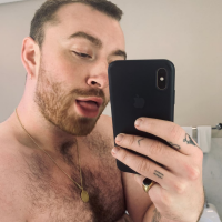 Sam Smith se sent "ballonné et dégoûtant" mais se trémousse topless !