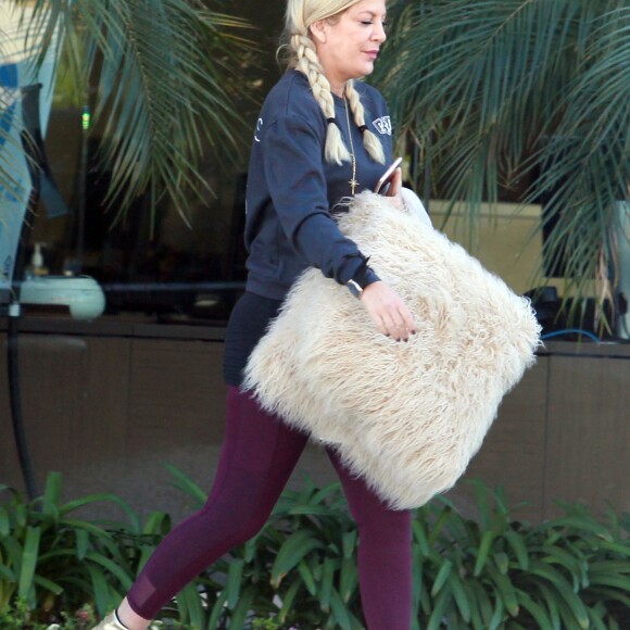 Exclusif - Tori Spelling arrive à un événement de boxe organisé par son mari Dean McDermott à Woodland Hills, Los Angeles, Californie, Etats-Unis, le 6 février 2019.