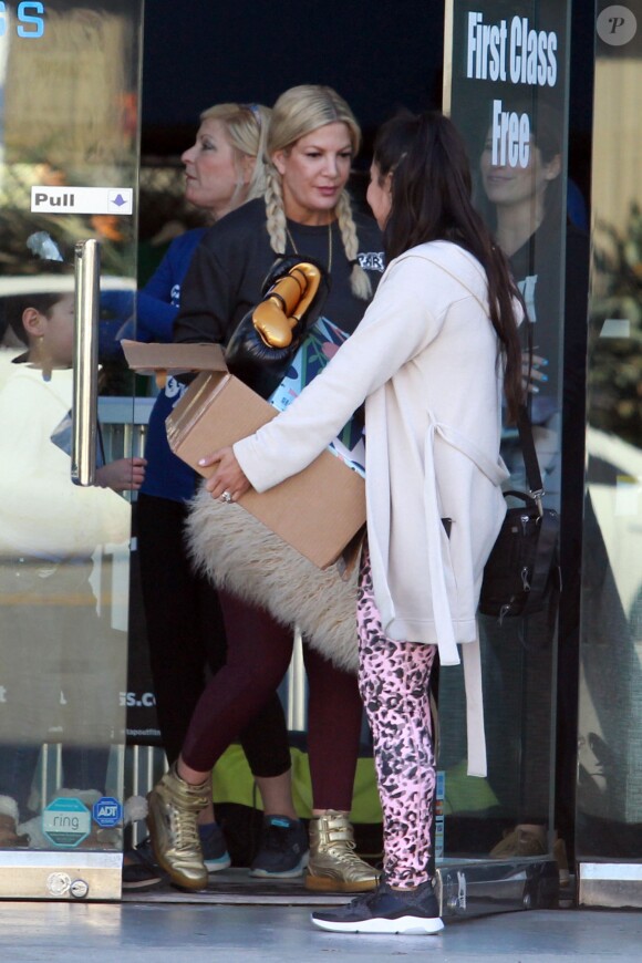 Exclusif - Tori Spelling arrive à un événement de boxe organisé par son mari Dean McDermott à Woodland Hills, Los Angeles, Californie, Etats-Unis, le 6 février 2019.