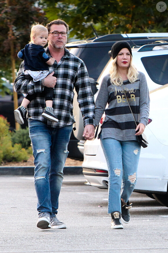 Tori Spelling et son mari Dean McDermot font du shopping avec leur fils Beau à Los Angeles le 22 décembre 2018.