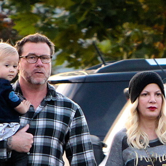 Tori Spelling et son mari Dean McDermot font du shopping avec leur fils Beau à Los Angeles le 22 décembre 2018.