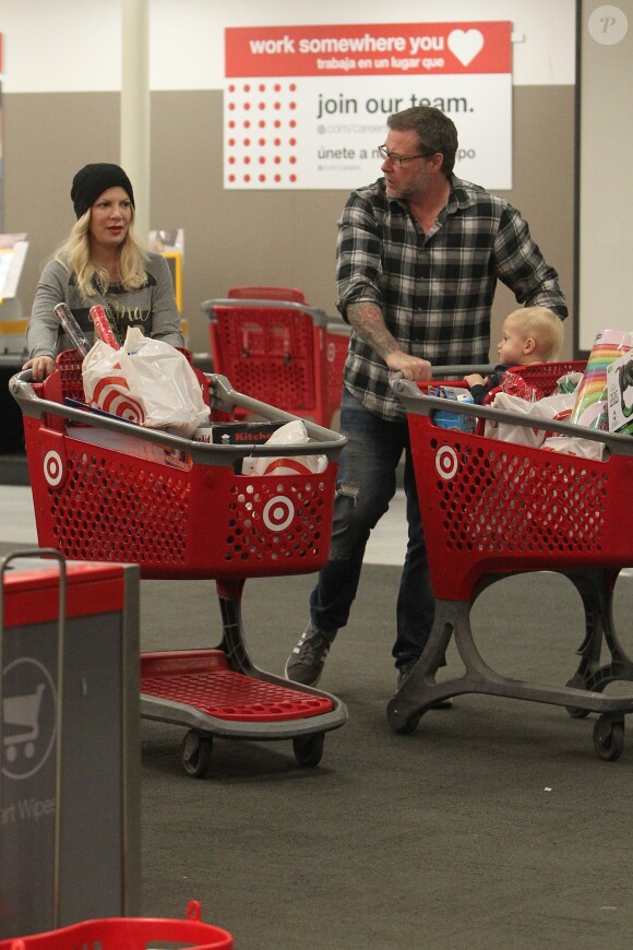 Tori Spelling et son mari Dean McDermot font du shopping avec leur fils Beau à Los Angeles le 22 décembre 2018.
